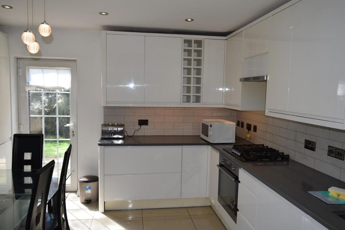 London Stratford - Spacious 2 Bed Flat With Secured Parking & Private Garden Eksteriør billede