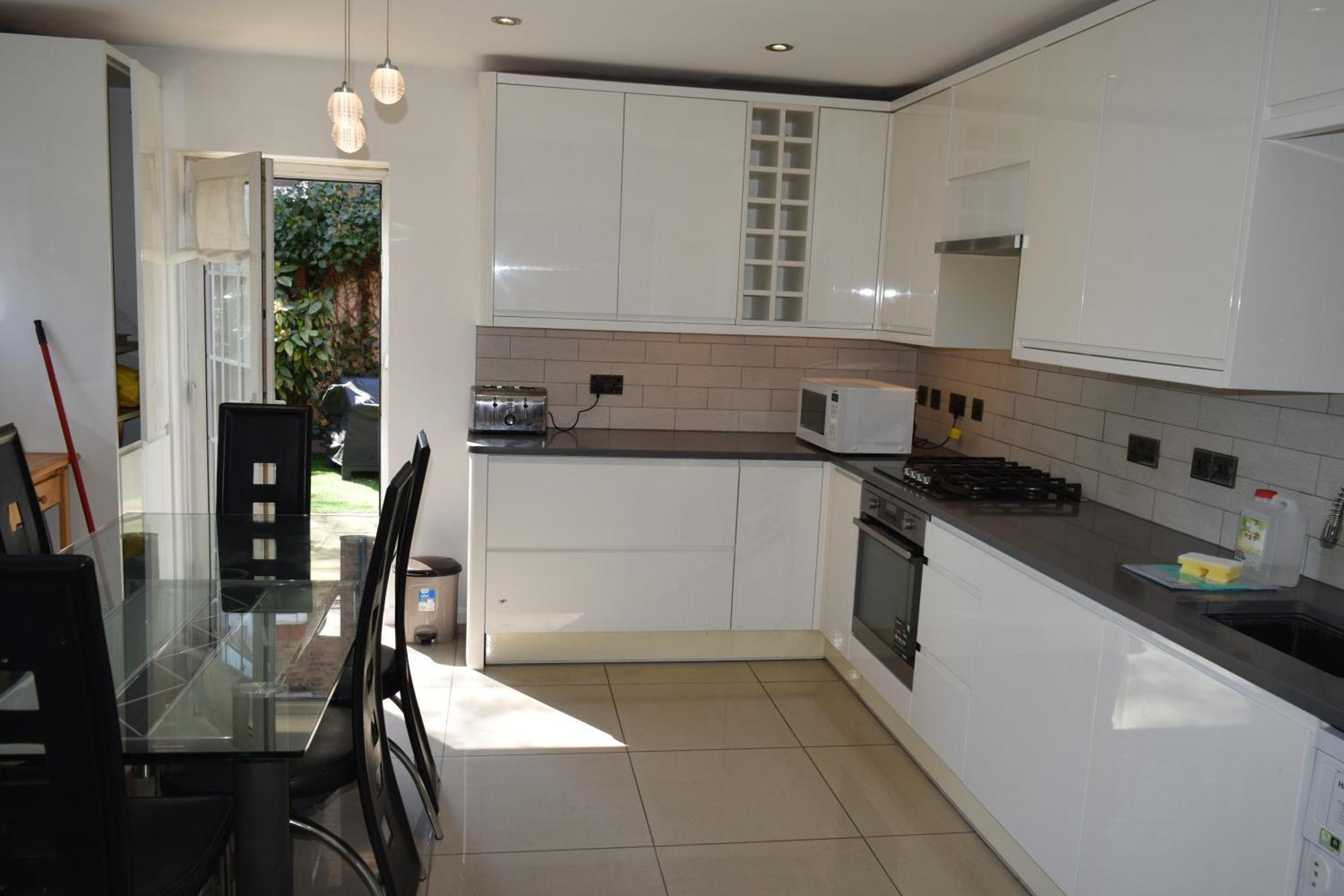 London Stratford - Spacious 2 Bed Flat With Secured Parking & Private Garden Eksteriør billede