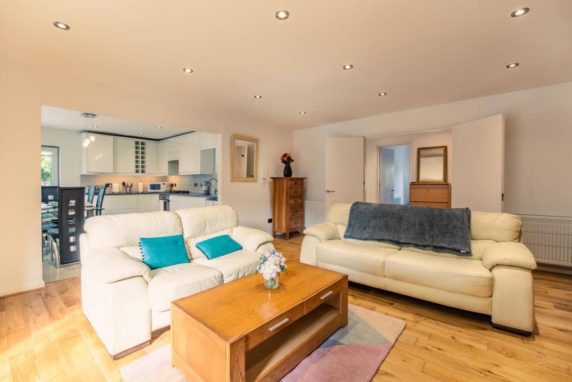 London Stratford - Spacious 2 Bed Flat With Secured Parking & Private Garden Eksteriør billede