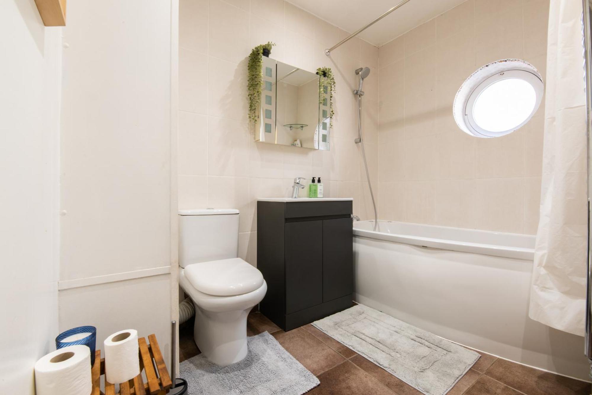 London Stratford - Spacious 2 Bed Flat With Secured Parking & Private Garden Eksteriør billede