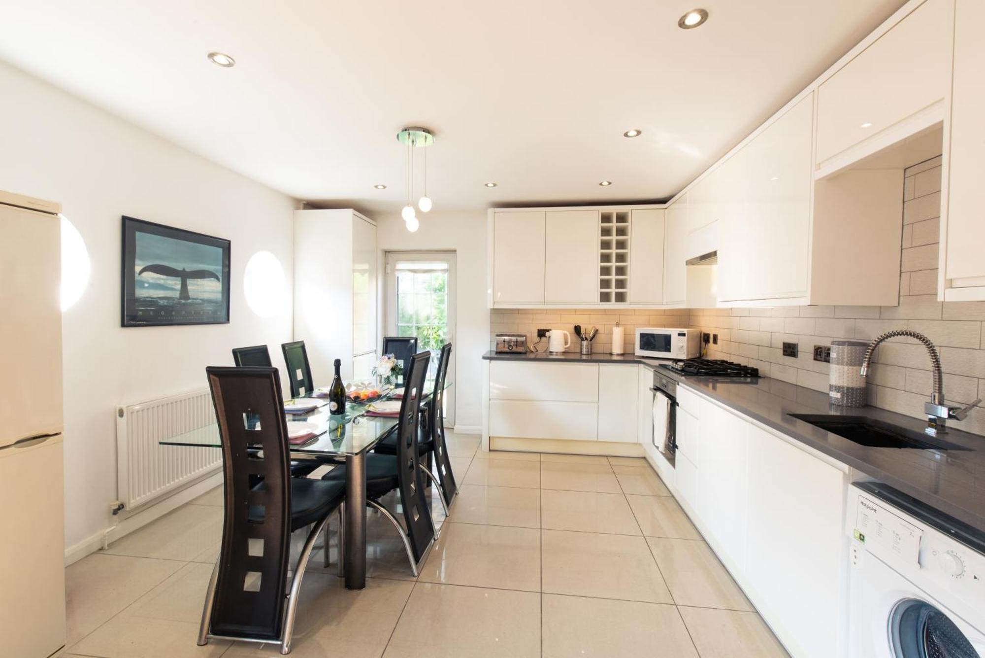 London Stratford - Spacious 2 Bed Flat With Secured Parking & Private Garden Eksteriør billede