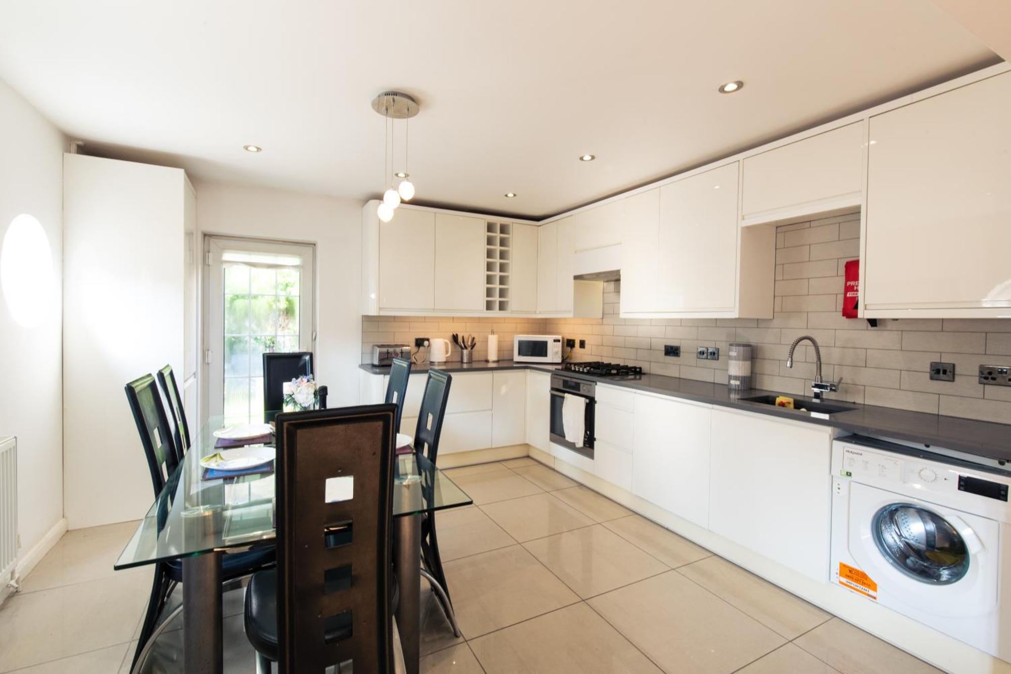 London Stratford - Spacious 2 Bed Flat With Secured Parking & Private Garden Eksteriør billede